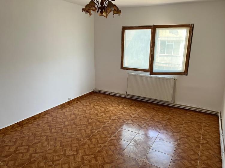Apartament cu 4 camere decomandat în CET