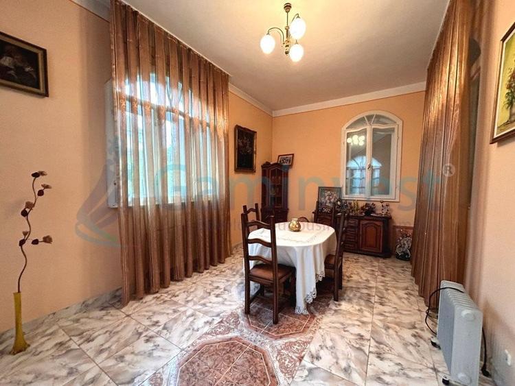 Casă individuală cu 7 camere cu Canalizare în Sânmartin