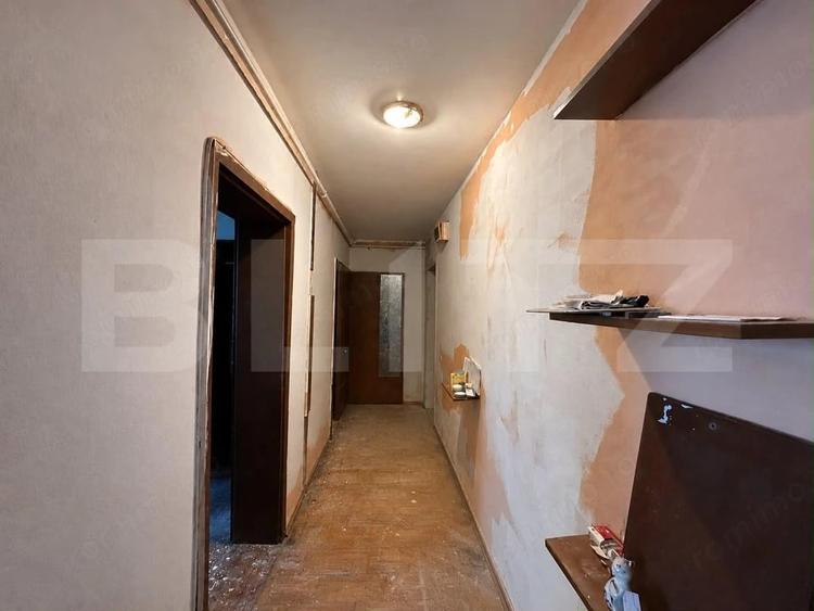 Apartament cu 3 camere semidecomandat în Cetate