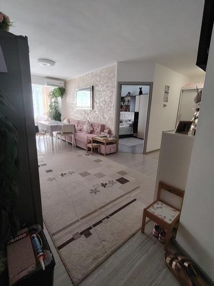 Apartament cu 3 camere semidecomandat în Florești