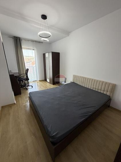 Apartament cu 3 camere semidecomandat, mobilat în Semicentral