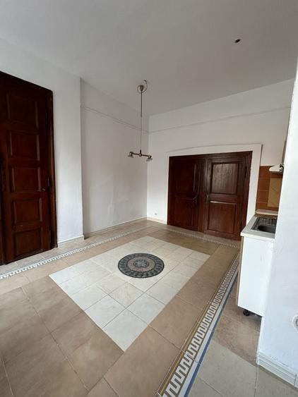 Casă cu 4 camere în Central
