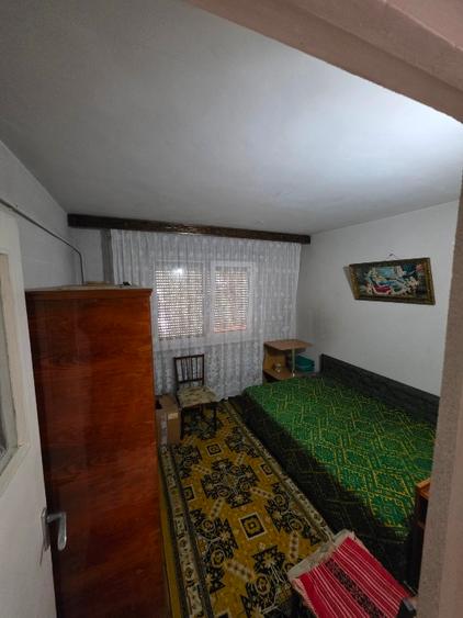 Apartament cu 3 camere semidecomandat în Micro 40