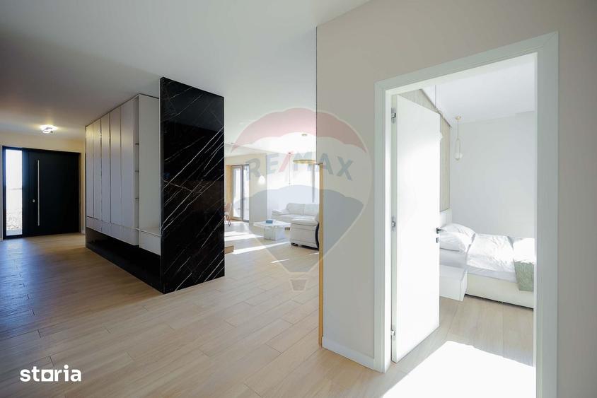 Casă cu 8 camere cu Teren 1100 Mp în Sânmartin