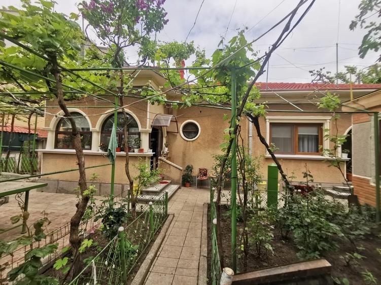 Casă cu 3 camere decomandat cu Canalizare în Universitate