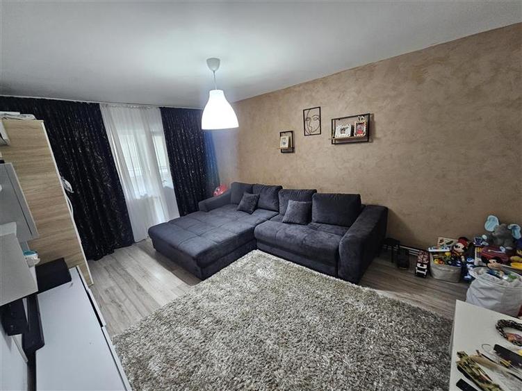 Apartament cu 3 camere decomandat, mobilat în Micro IV
