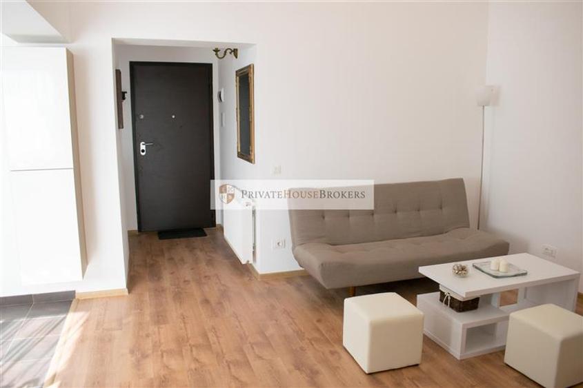 Apartament cu 3 camere semidecomandat, mobilat în Băneasa