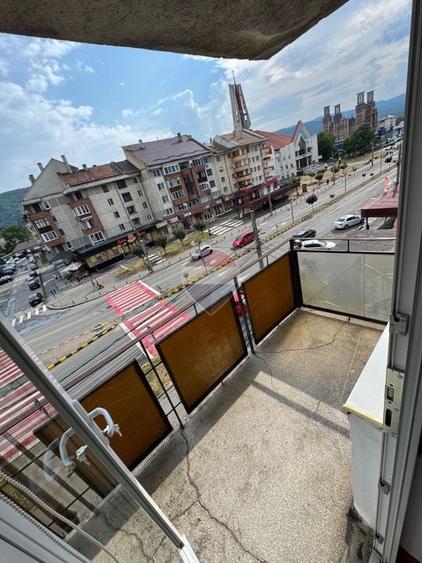 Apartament cu 3 camere decomandat, mobilat în Central