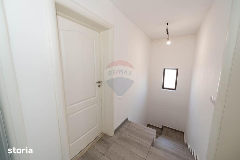 Casă cu 5 camere cu Teren 300 Mp în Joița