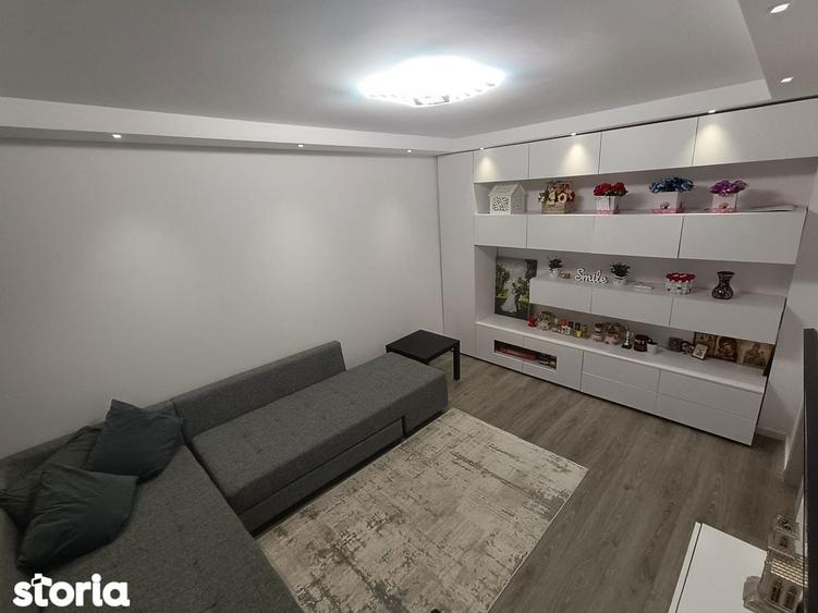 Apartament cu 3 camere, mobilat în Tei