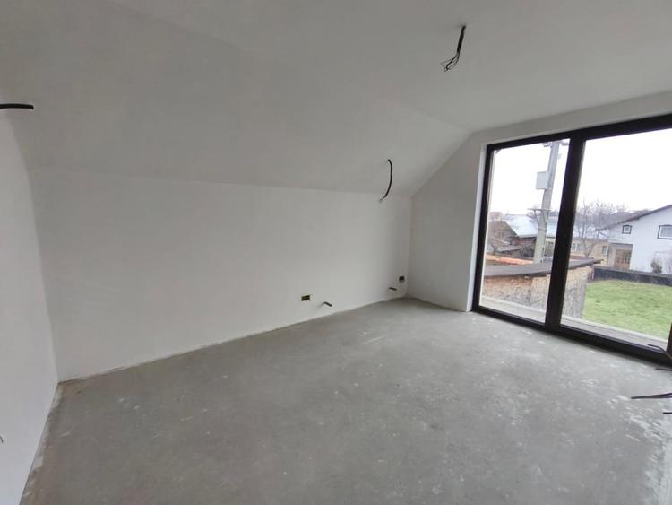 Casă individuală cu 7 camere cu Garaj în Marginea