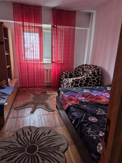 Apartament cu 3 camere decomandat în 1 Mai