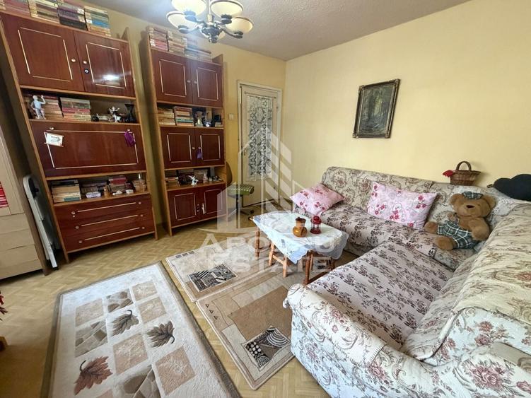 Apartament cu 3 camere semidecomandat, mobilat în Dacia