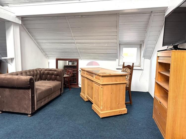 Penthouse cu 13 camere decomandat în Central