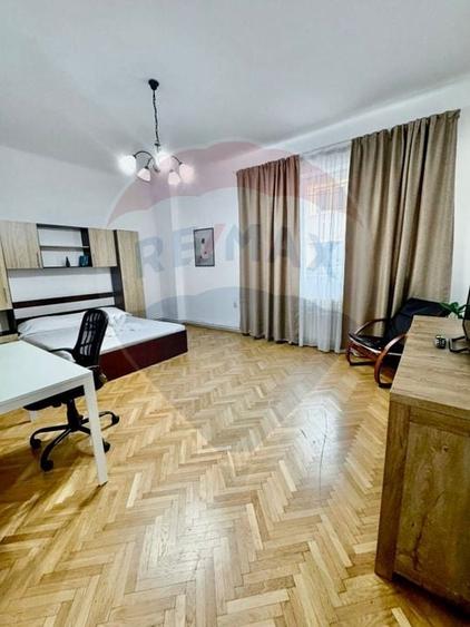 Apartament cu 3 camere semidecomandat, mobilat în Central