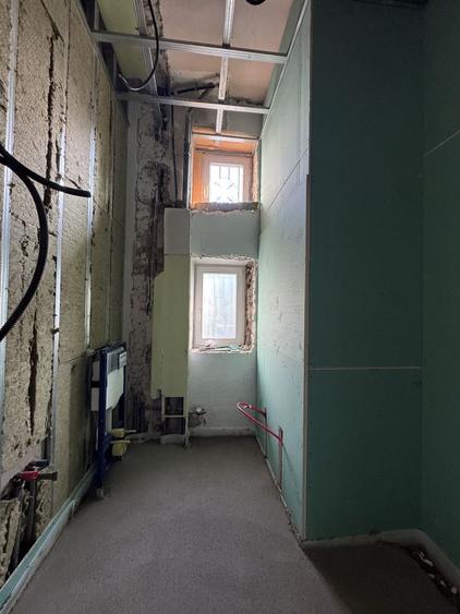 Apartament cu 4 camere semidecomandat în Est