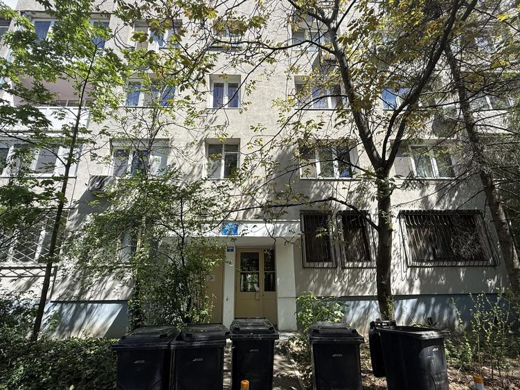 Apartament cu 3 camere semidecomandat, mobilat în Valea Ialomiței