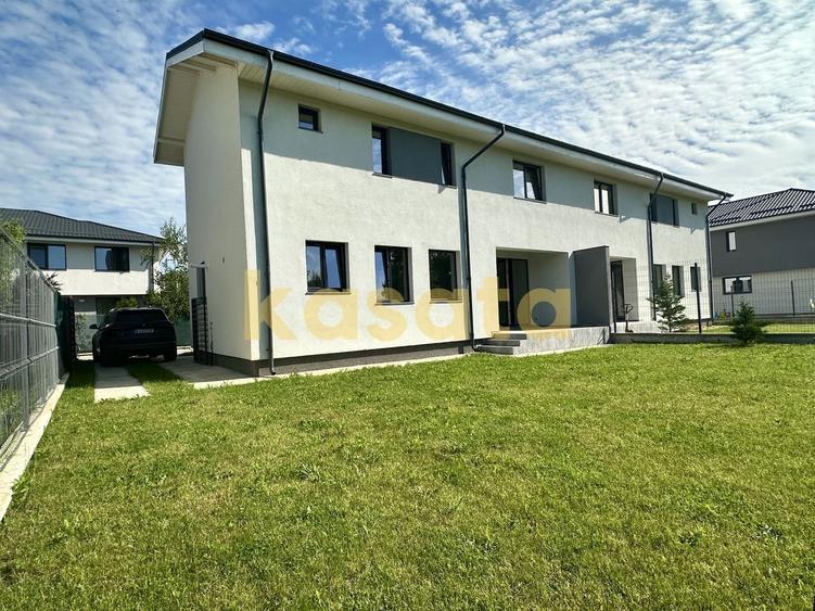 Duplex cu 4 camere cu Canalizare în Nord