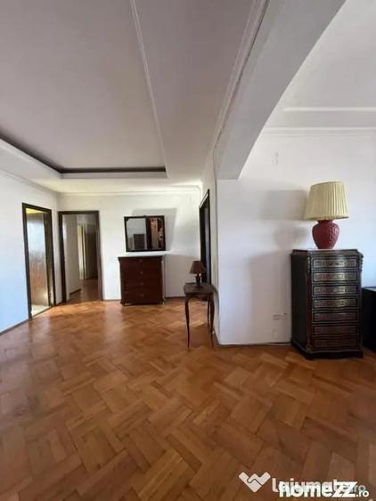Apartament cu 3 camere decomandat în P-ța Universității