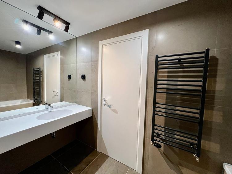 Apartament cu 3 camere semidecomandat în Herăstrău