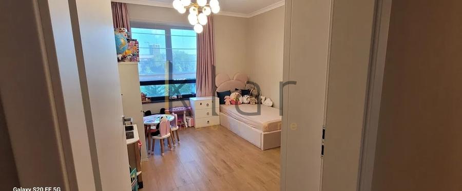 Apartament cu 3 camere semidecomandat, mobilat în Semicentral
