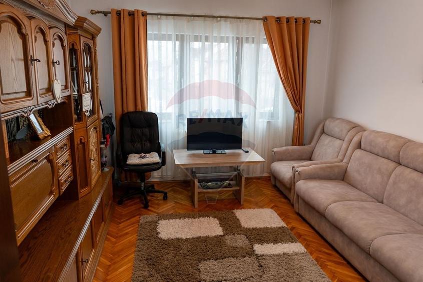 Casă cu 5 camere cu Teren 496 Mp în Periferie