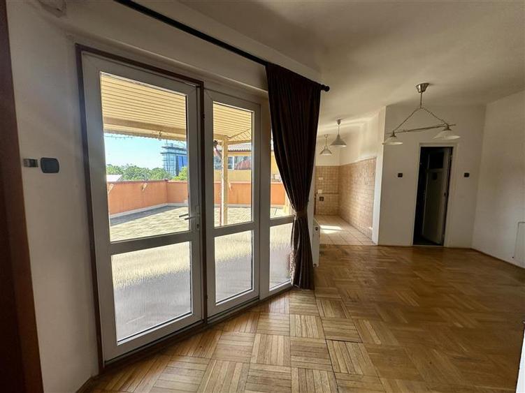 Birou, de 88 mp, în Central