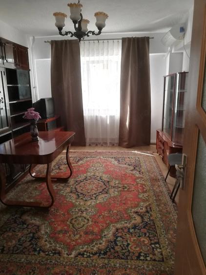 Apartament cu 3 camere decomandat în Calea București