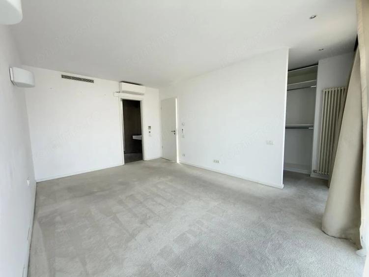 Apartament cu 3 camere în P-ța Universității