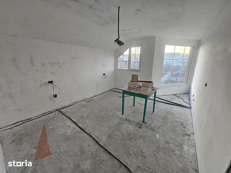 Casă cu 4 camere cu Teren 407 Mp în Țițești