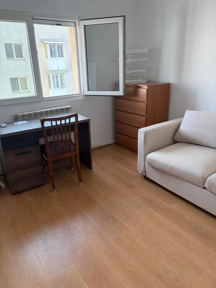 Apartament cu 4 camere decomandat în P-ța Victoriei