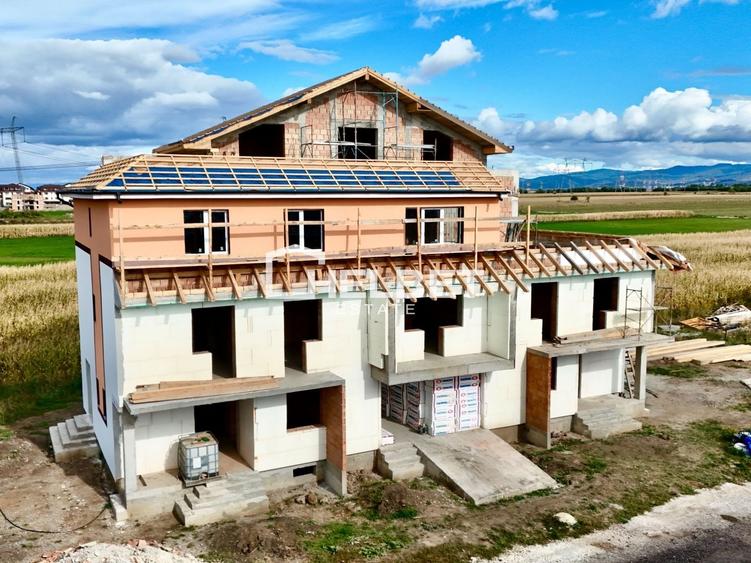 Duplex cu 4 camere cu Canalizare în Sânpetru