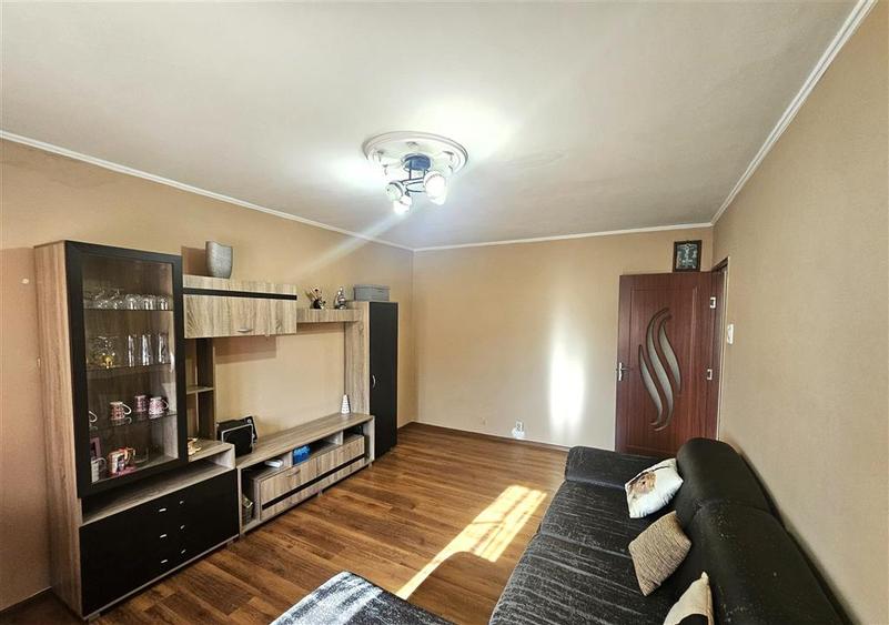 Apartament cu 3 camere decomandat, mobilat în Tomești