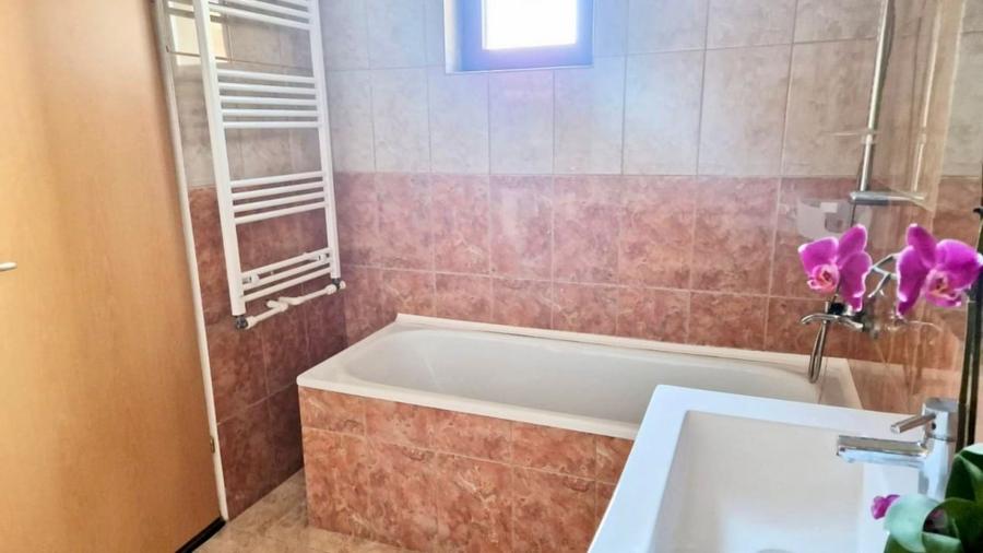 Apartament cu 3 camere semidecomandat, mobilat în Trivale