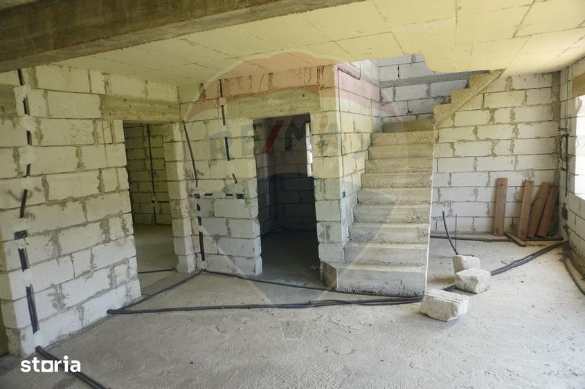 Casă cu 5 camere cu Teren 1640 Mp în Moisei