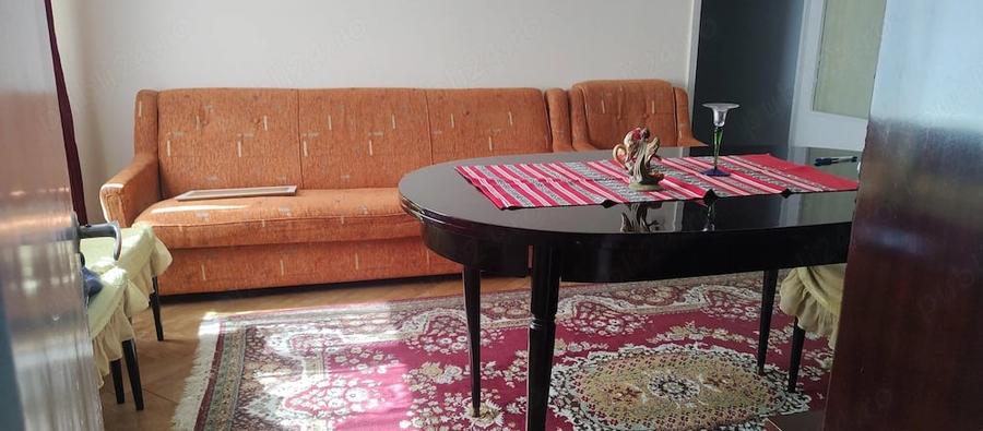 Apartament cu 3 camere semidecomandat, mobilat în Central