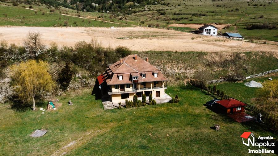 Casă individuală cu 9 camere cu Teren 8223 Mp în Mărgău