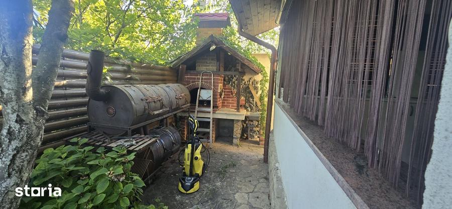 Casă cu 10 camere cu Teren 370 Mp în Nord