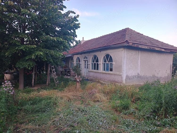 Casă cu 3 camere cu Teren 2500 Mp în Central