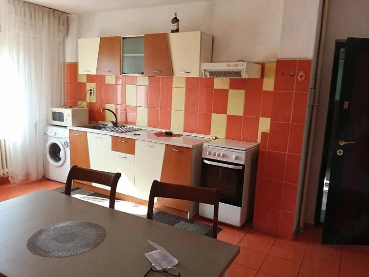 Apartament cu 3 camere semidecomandat în Olimpia-Stadion