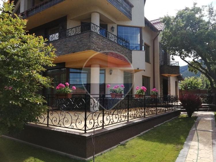 Casă individuală cu 9 camere cu Teren 1365 Mp în Valea Doftanei