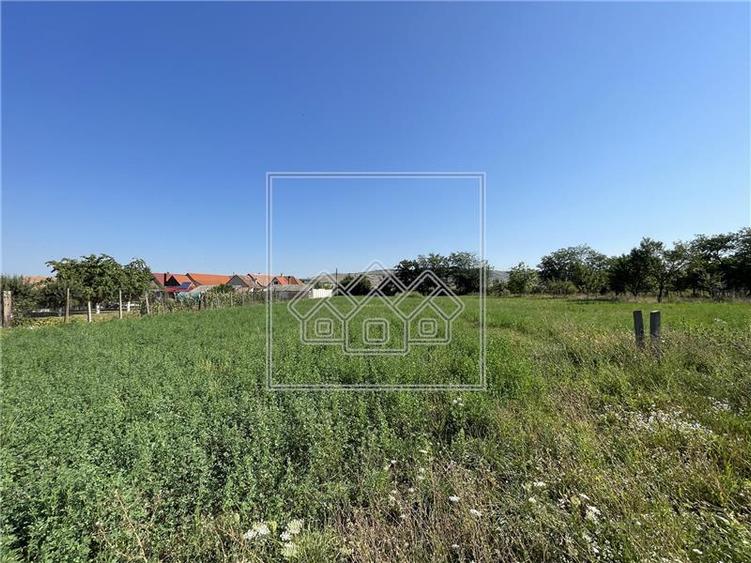 Casă individuală cu 2 camere cu Teren 2162 Mp în Periferie