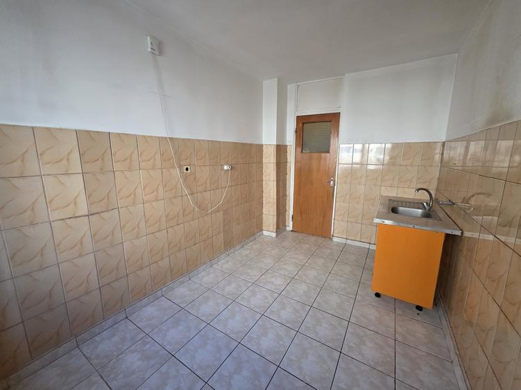 Apartament cu 3 camere semidecomandat în Chișinau