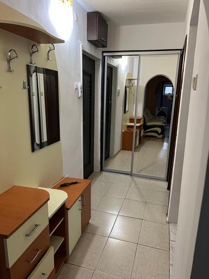 Apartament cu 3 camere decomandat în Craiovița Nouă