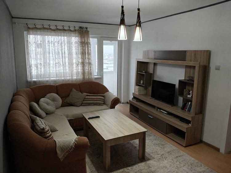 Apartament cu 3 camere decomandat în Micro 6