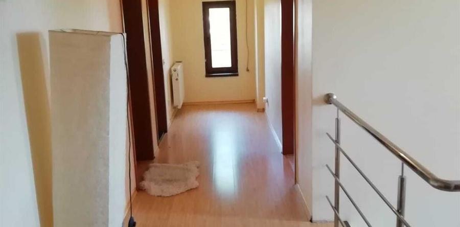 Casă cu 4 camere cu Garaj în Iancu Nicolae