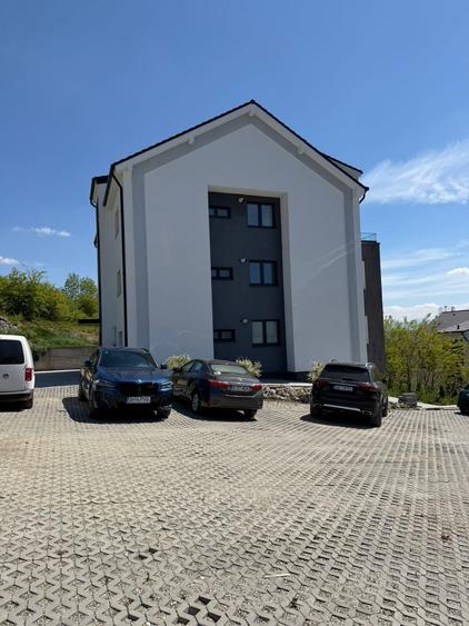 Apartament cu 3 camere decomandat în Cristian