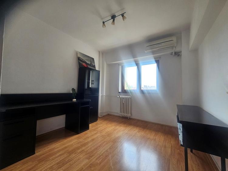 Apartament cu 3 camere decomandat, mobilat în P-ța Victoriei