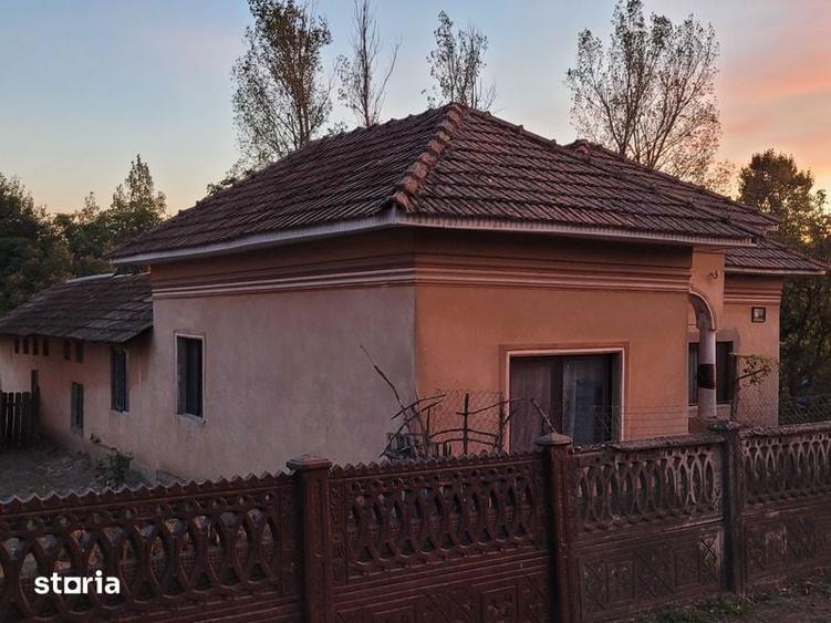 Casă cu 4 camere semidecomandat cu Teren 139 Mp în Vădăstrița