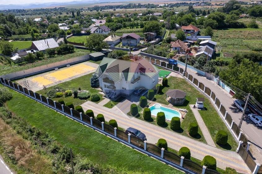 Casă individuală cu 7 camere cu Piscina în Girov